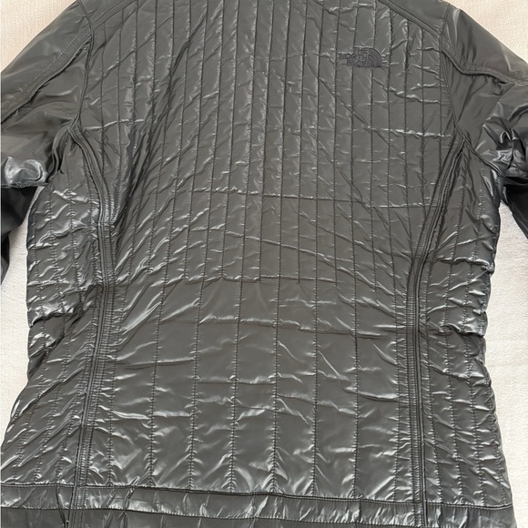 The North Face Women's Black Puffer Jacket - Picture 4 of 5